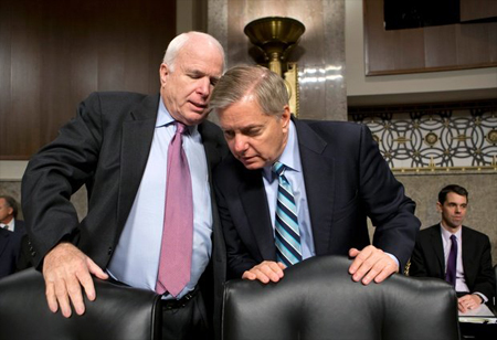 McCain y Graham apuestan por enviar armas letales a Ucrania